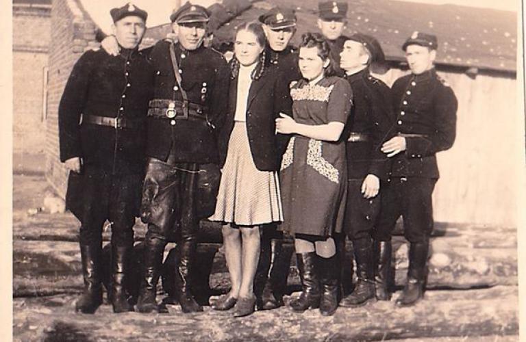 II p. l. 40. XX w. Anna Borowska (Borucka) i Jej kuzynka Maria Borowska (Cupriak) w otoczeniu strażaków