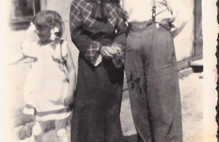 Przed domem rodzinnym Anny Borowskiej (Boruckiej) we Wróblewie. Od lewej stoją Hania Borowska (Borucka), Daniela Galus, Stanisław Borowski - II poł. l. 30. XX w.